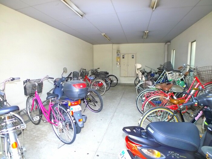 物件外観写真6　(駐輪場)