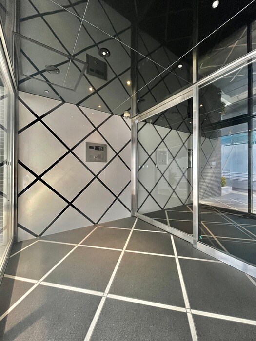 物件外観写真4　(エントランス部分)