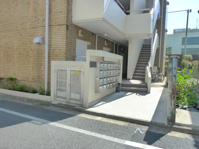 物件外観写真3　(エントランス部分)