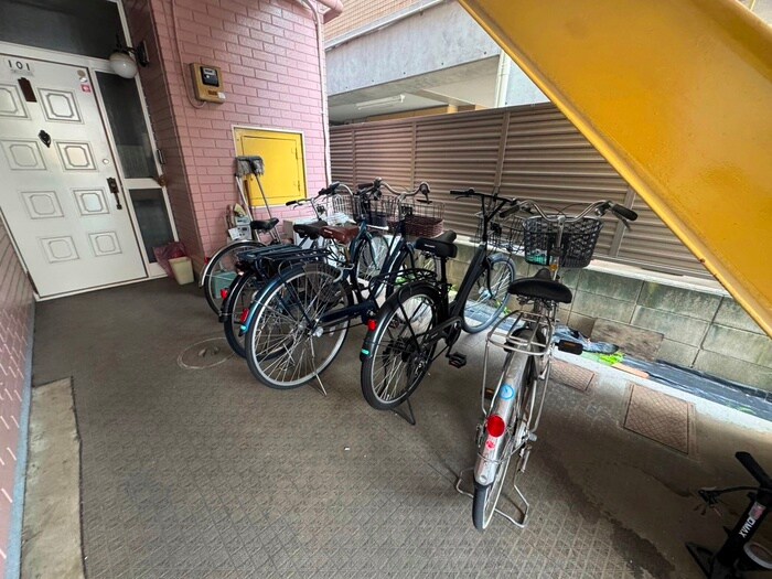 物件外観写真5　(駐輪場)