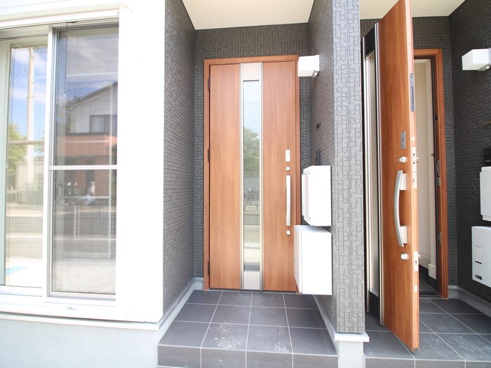 物件外観写真6　(エントランス部分)