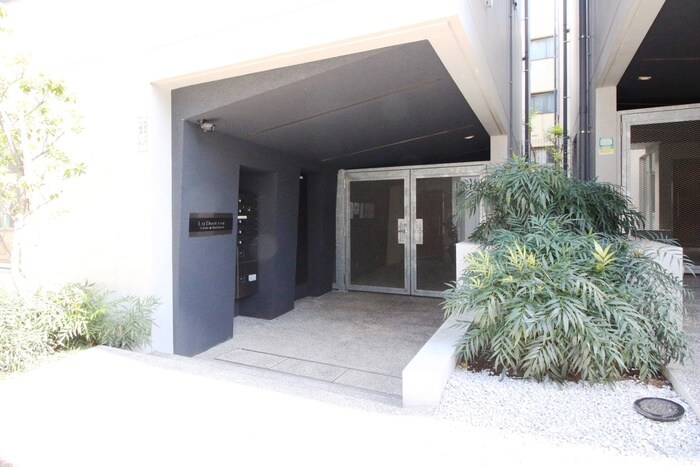 物件外観写真2　(エントランス部分)