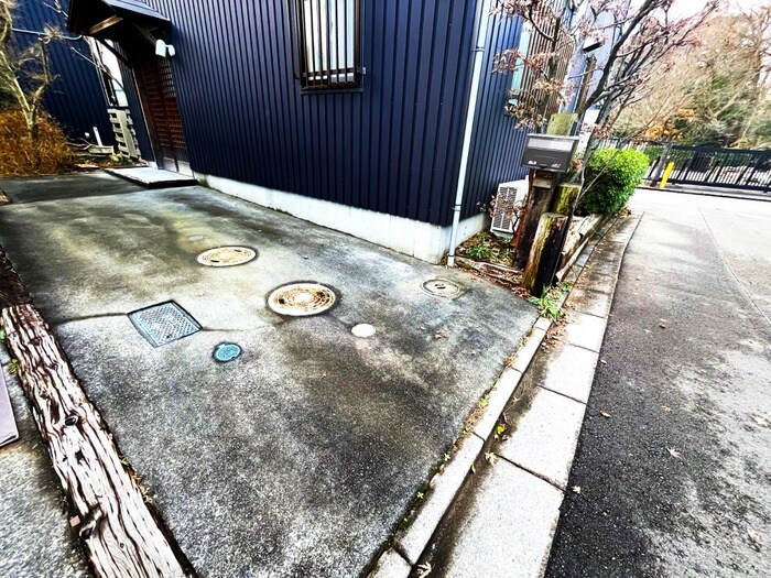 物件外観写真3　(駐車場)