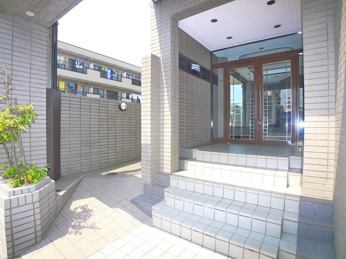 物件外観写真2　(エントランス部分)