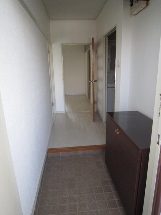 物件内観写真4　(玄関)