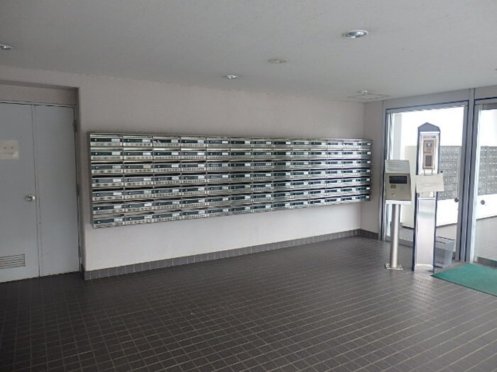 物件外観写真6　(エントランス部分)