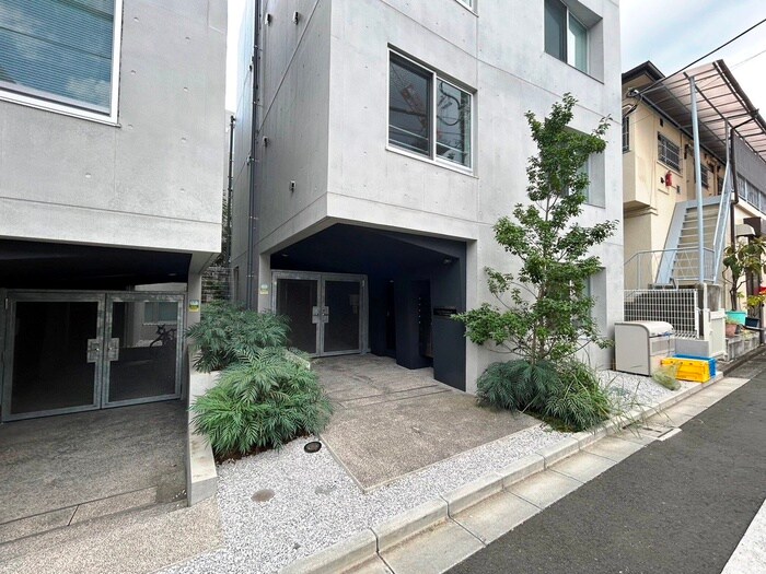 物件外観写真4　(エントランス部分)