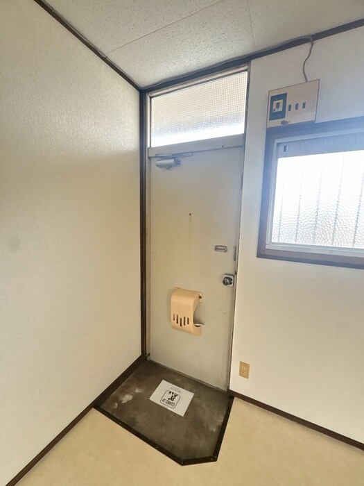 第一はなぶさコ－ポの玄関