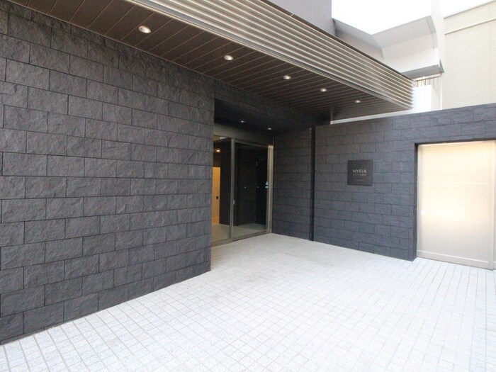 物件外観写真3　(エントランス部分)