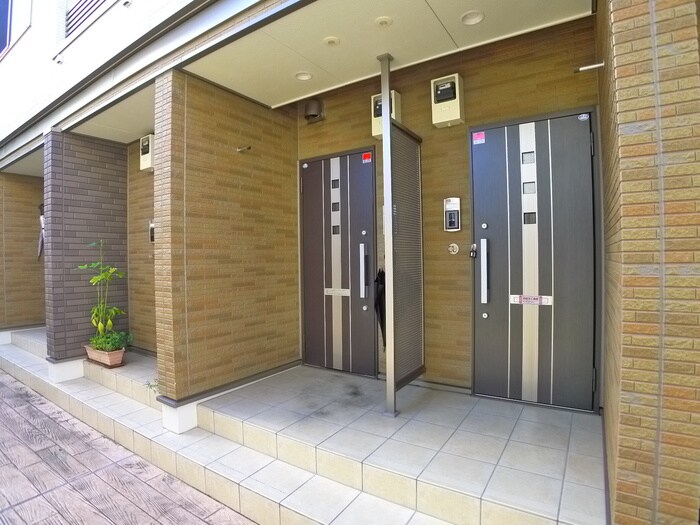 物件外観写真3　(エントランス部分)