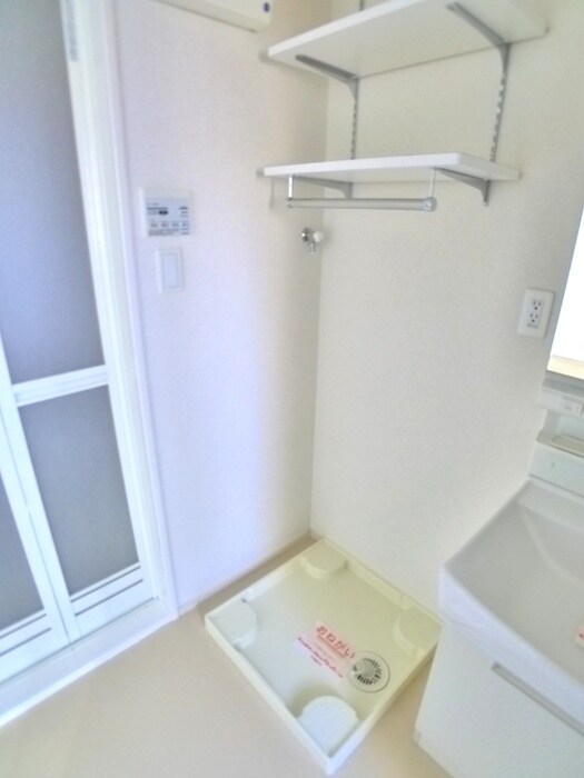 物件内観写真10　(洗濯機置場)