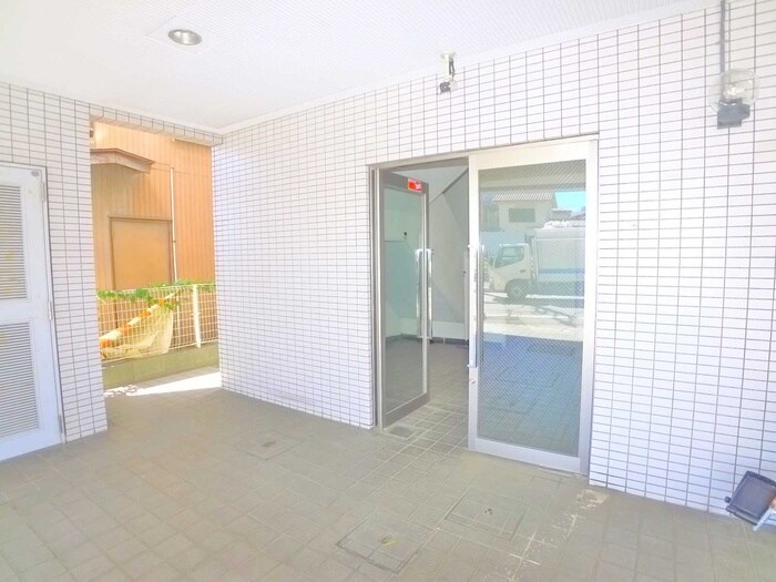物件外観写真4　(エントランス部分)