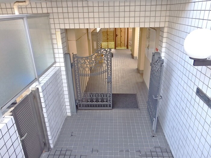 物件外観写真3　(エントランス部分)