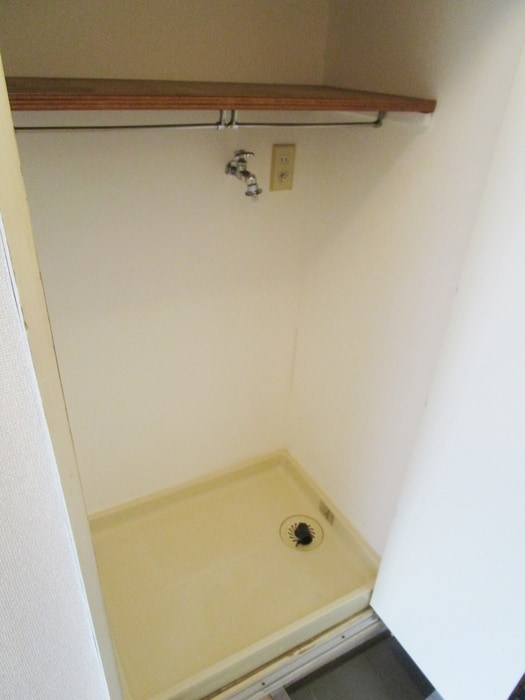 物件内観写真11　(洗濯機置場)