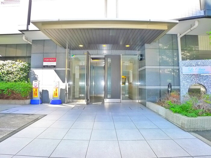 物件外観写真2　(エントランス部分)