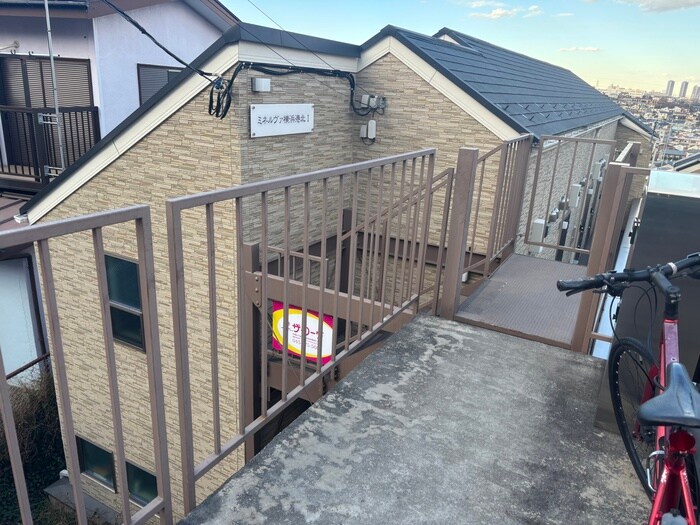 物件外観写真3　(エントランス部分)