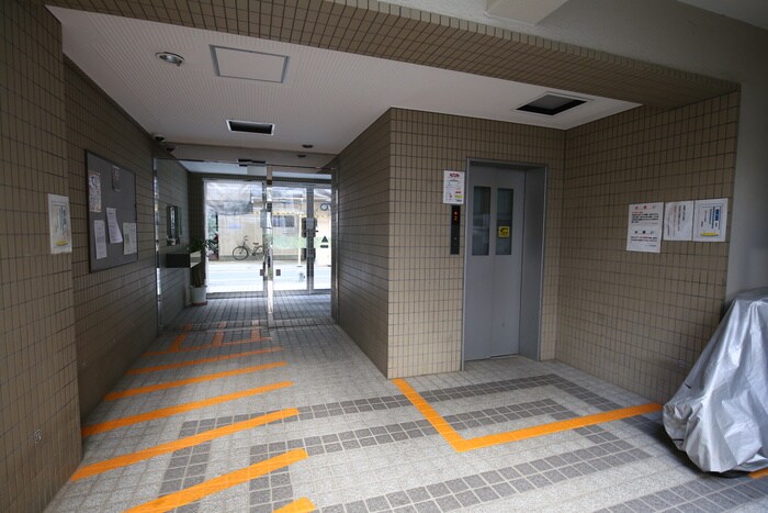 物件外観写真6　(エントランス部分)