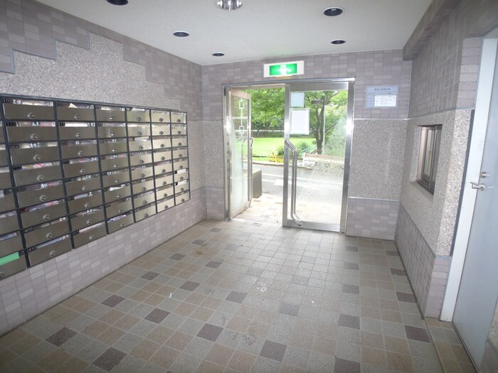 物件外観写真6　(エントランス部分)