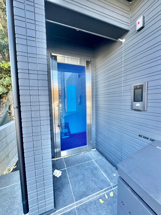 物件外観写真5　(エントランス部分)