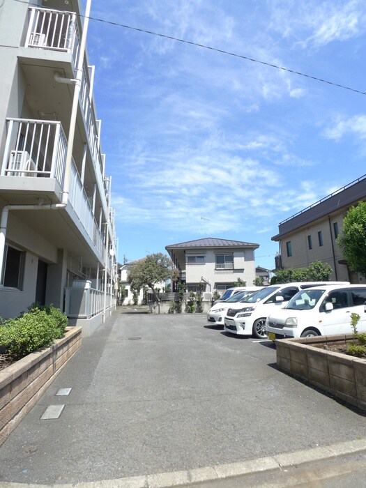 物件外観写真3　(駐車場)