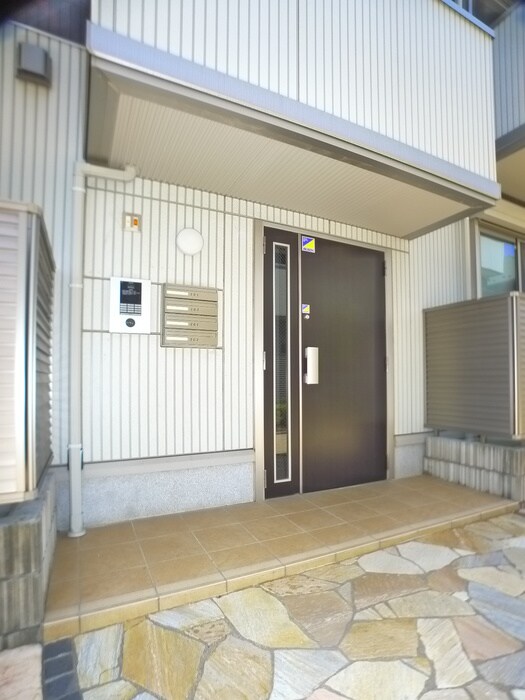 物件外観写真3　(エントランス部分)