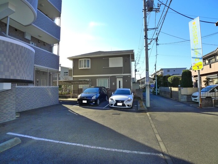 物件外観写真5　(駐車場)