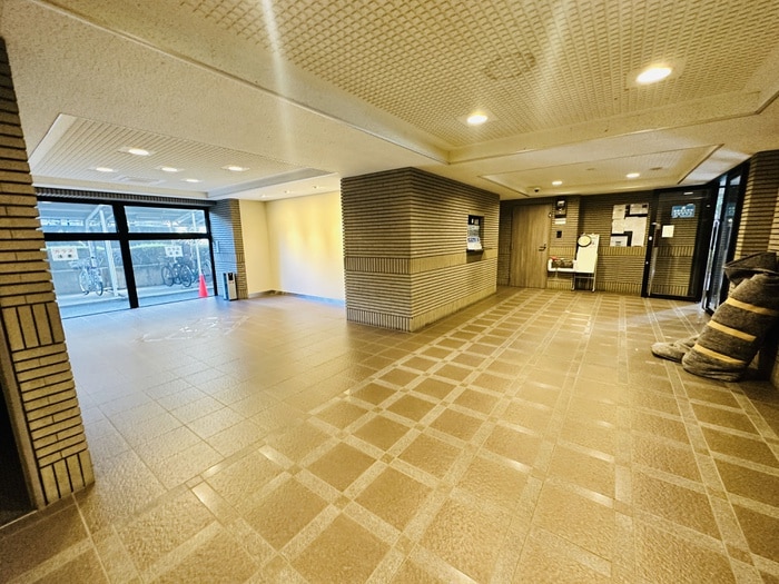 物件外観写真2　(エントランス部分)