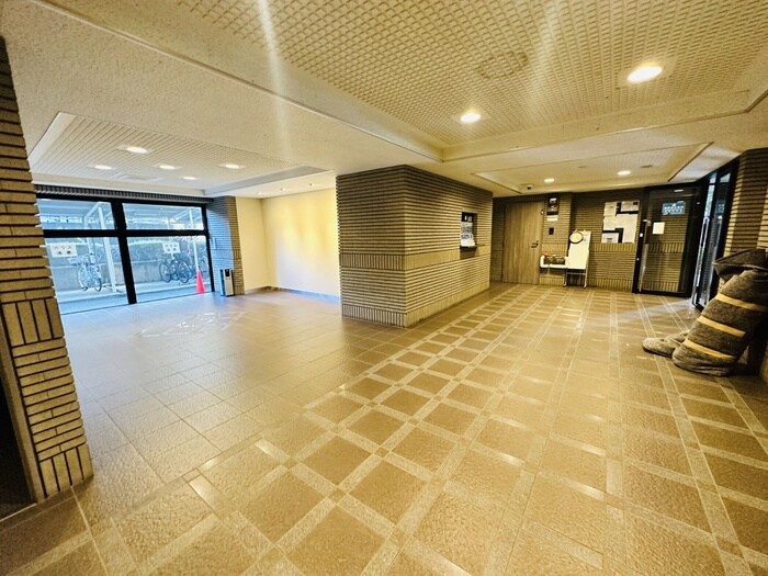 物件外観写真2　(エントランス部分)