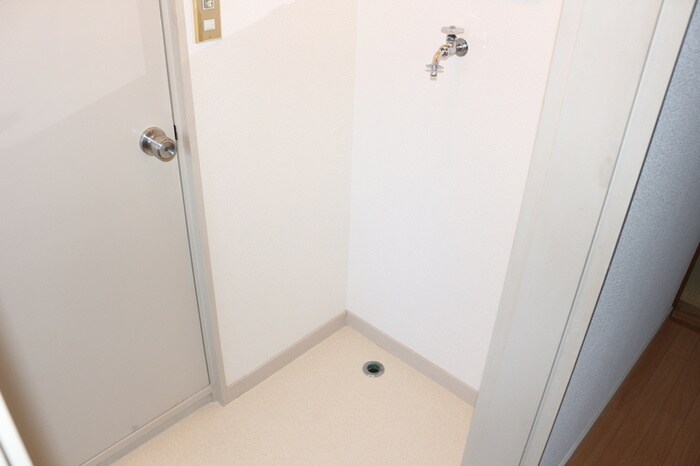 物件内観写真11　(洗濯機置場)