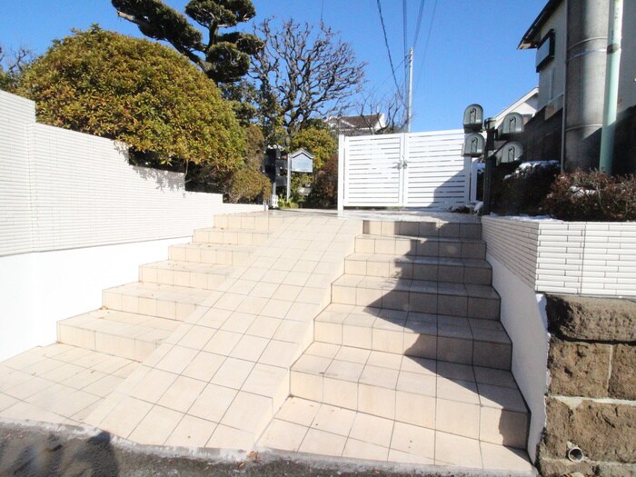 物件外観写真6　(エントランス部分)