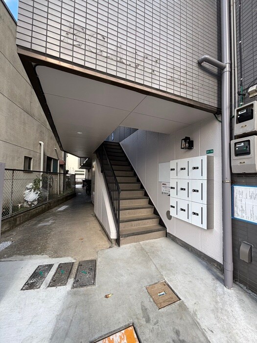 物件外観写真3　(エントランス部分)