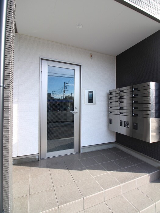 物件外観写真4　(エントランス部分)