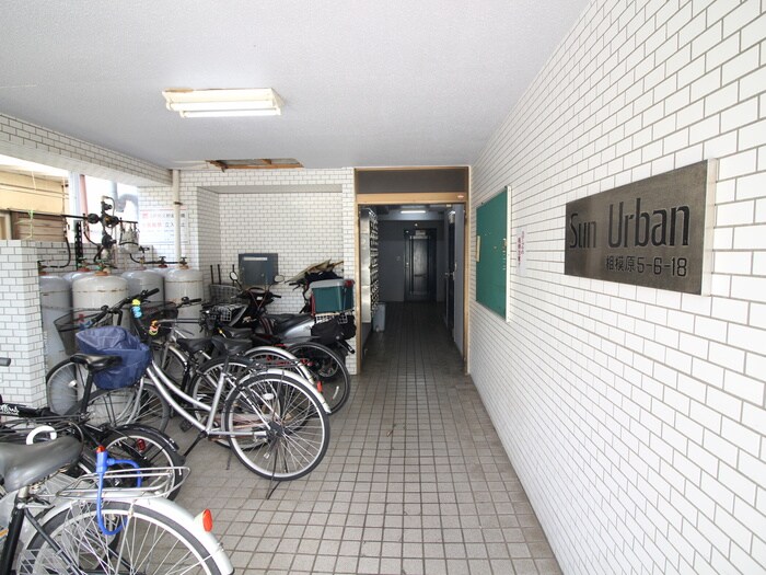 物件外観写真6　(エントランス部分)