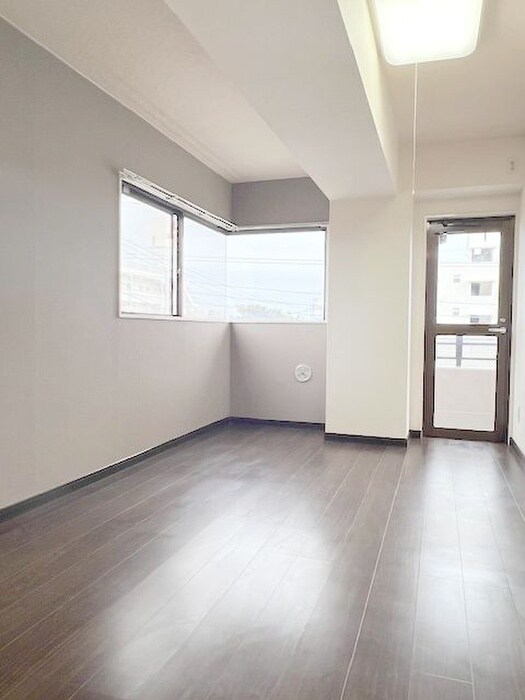 物件内観写真6　(室内からの展望)