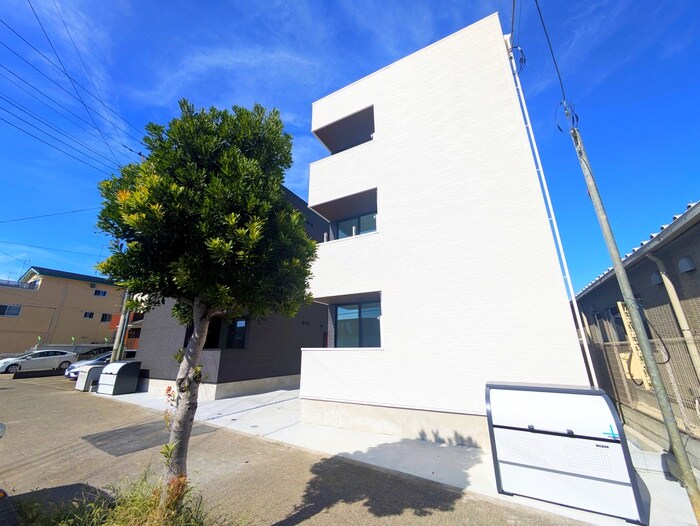 物件外観写真2　(エントランス部分)