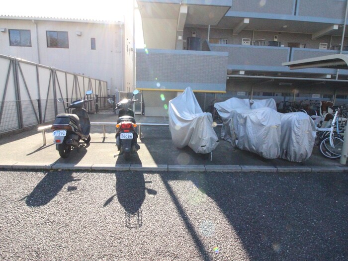 物件外観写真5　(バイク置き場)