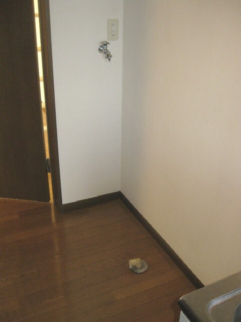 物件内観写真16　(洗濯機置場)