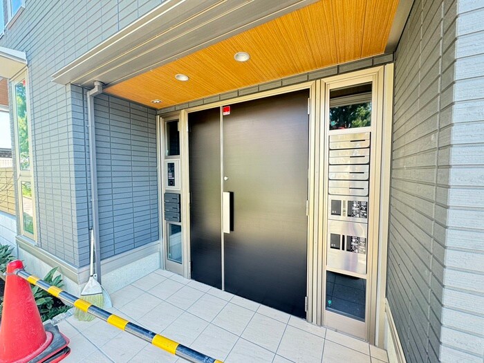 物件外観写真3　(エントランス部分)