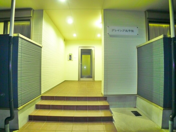 物件外観写真3　(エントランス部分)