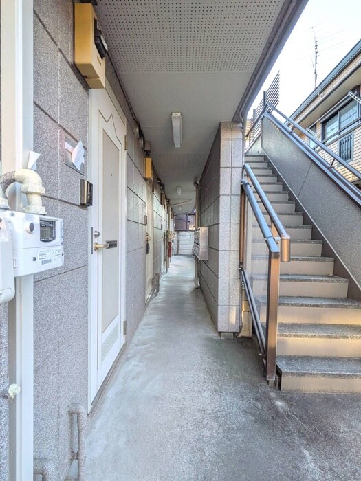 物件外観写真4　(エントランス部分)