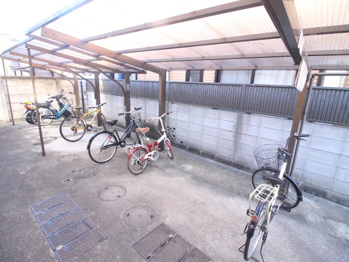 物件外観写真4　(駐輪場)