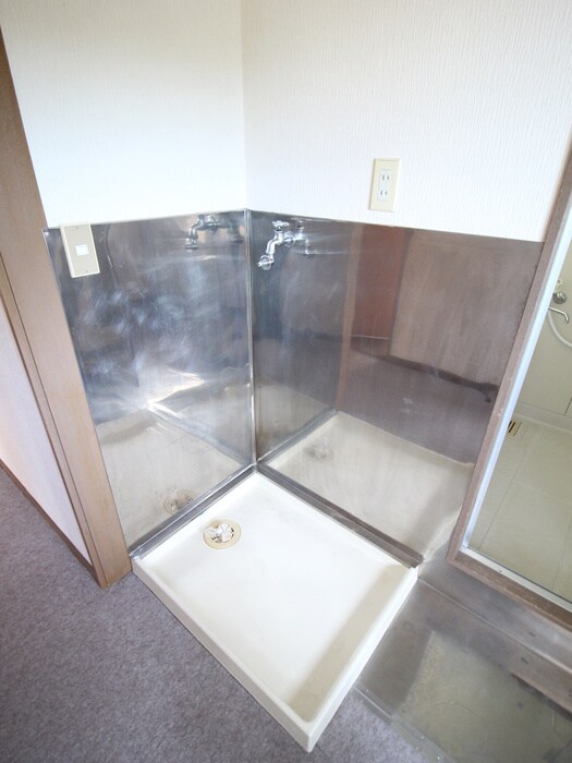 物件内観写真12　(洗濯機置場)