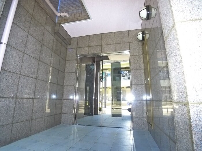 物件外観写真2　(エントランス部分)