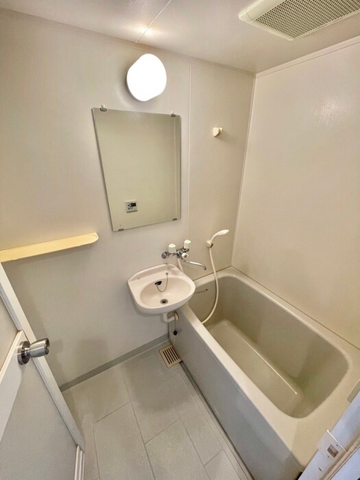 フラットグリーンのバス