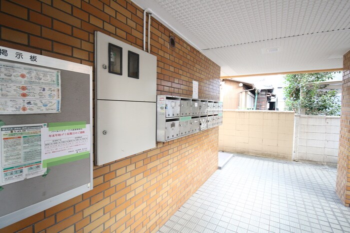 物件外観写真4　(エントランス部分)