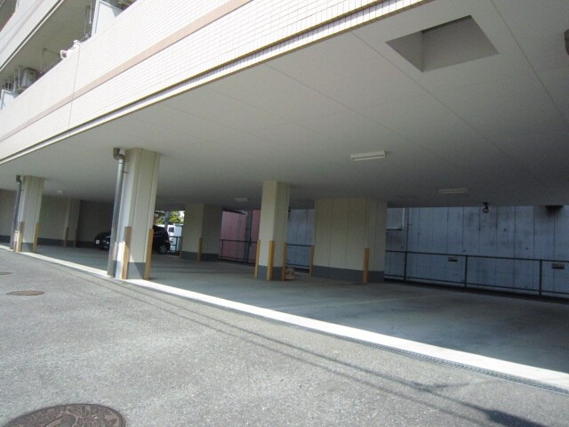 物件外観写真3　(駐車場)