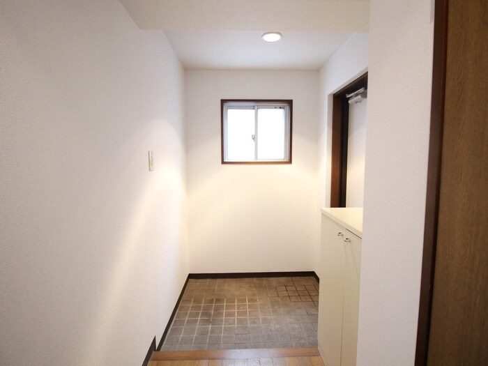 物件内観写真13　(玄関)