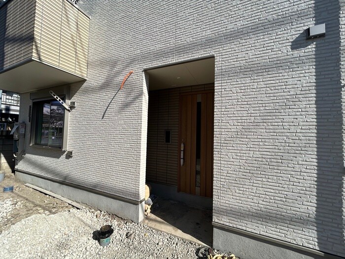 物件外観写真3　(エントランス部分)