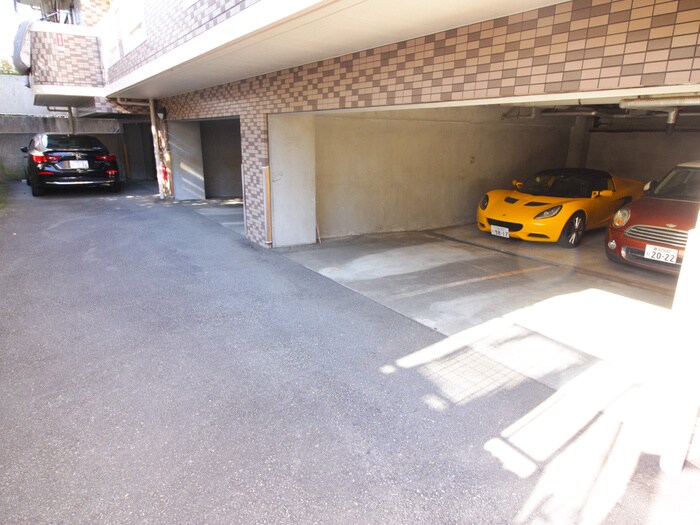 物件外観写真2　(駐車場)