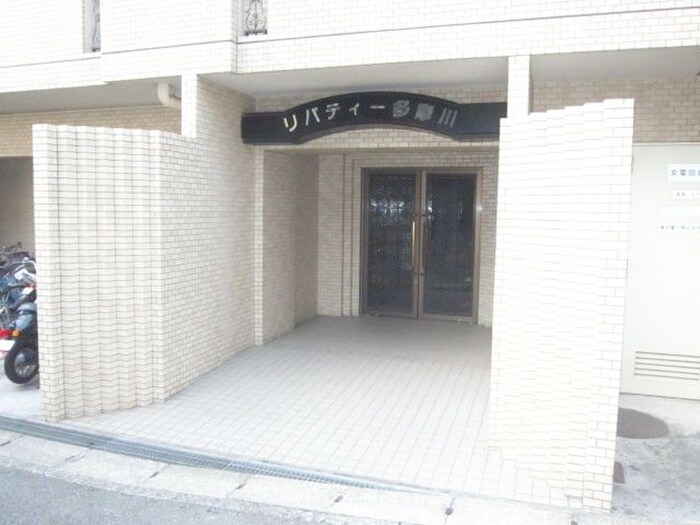 物件外観写真2　(エントランス部分)